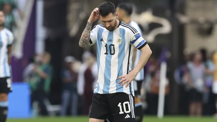 Messi thất vọng sau trận thua sốc của Argentina