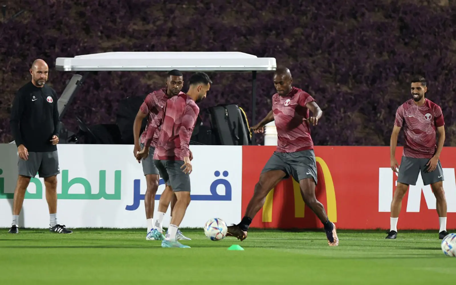 Cầu thủ Qatar nỗ lực tập luyện cho trận đấu lịch sử của họ ở World Cup 2022
