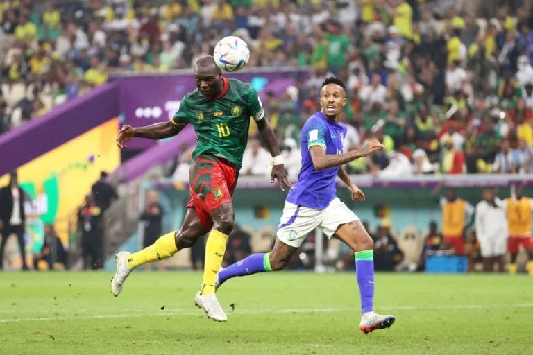 Pha đánh đầu mang về 3 điểm cho Cameroon của Aboubakar