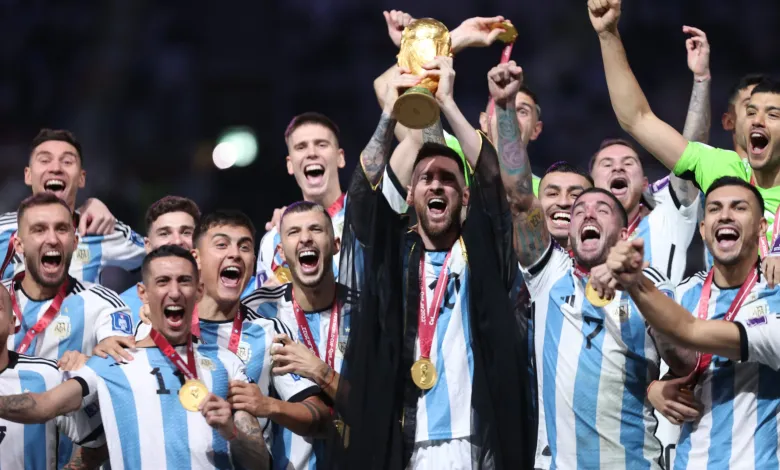 Messi cùng các đồng đội nâng cao danh hiệu vô địch World Cup