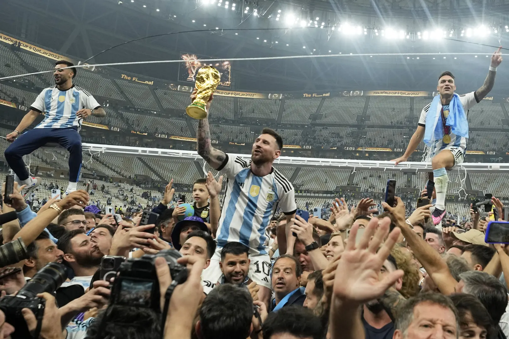 Messi giương cao chiếc Cup vàng thế giới