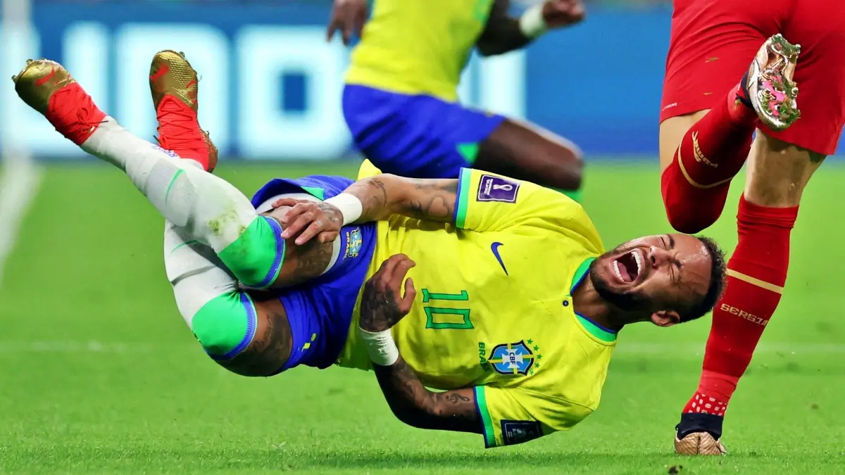 Neymar liên tục bị các cầu thủ Serbia phạm lỗi