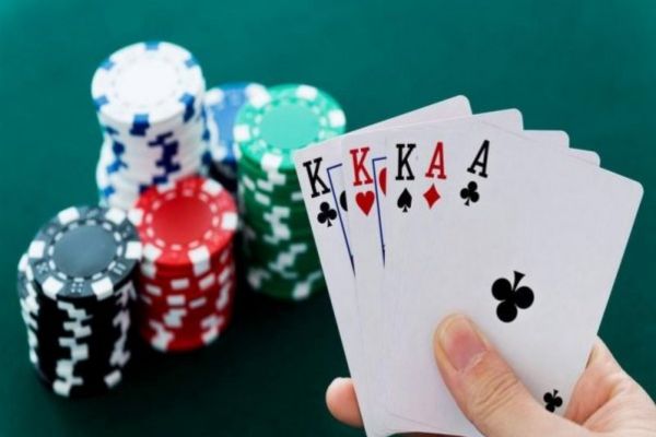 Tận hưởng trải nghiệm chơi tích hợp chiến thuật trong game slot poker 